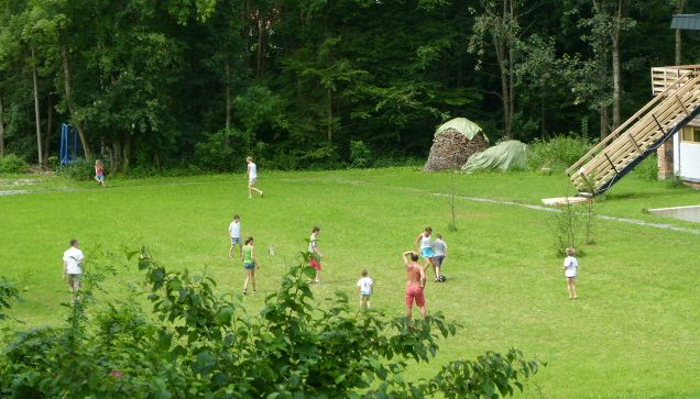 Fußball auf der Spielwiese vor dem Ferienhaus