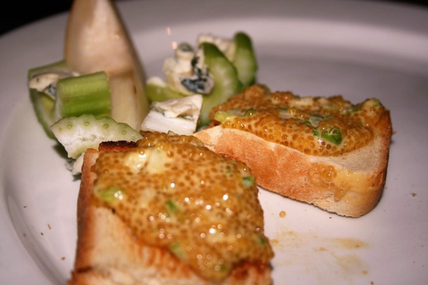 gesalzener Hechtrogen auf Toast