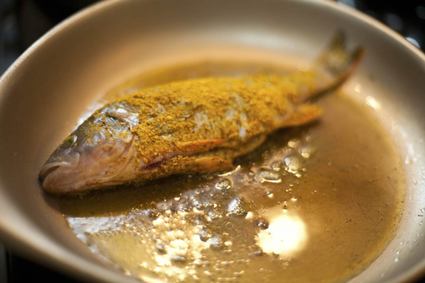 Flussbarsch in Curry wird gebraten