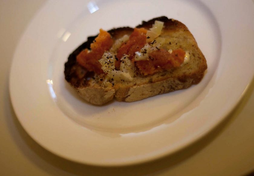 Hecthleber auf Toast mit Apfelchutney