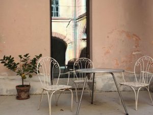 Ferien im Baudenkmal Schloss Hornegg Innenhof Ferienwohnung Südsteiermark Weingegend Österreich Sitzplatz drei Schwastern